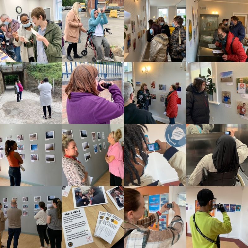 un montaje de personas en una exposición mirando fotografías